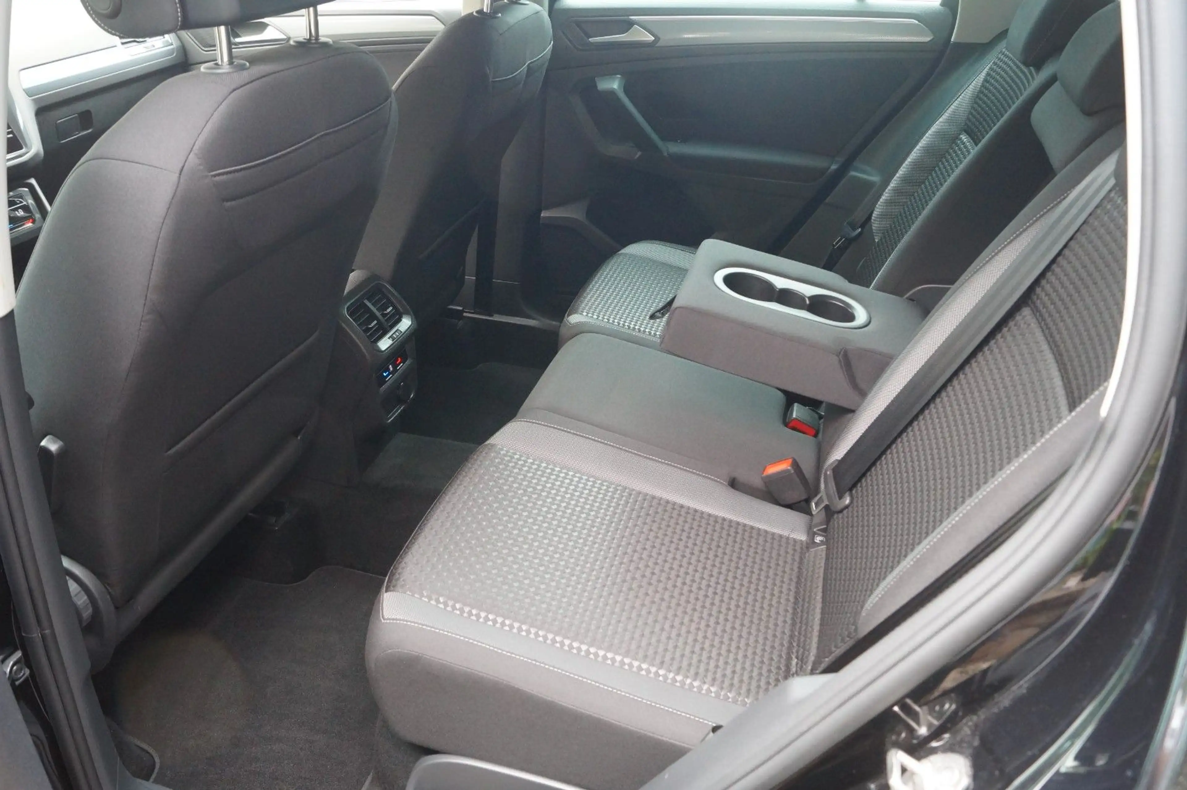 Volkswagen Tiguan Active +Navi+Sitzhzg.+LED+ACC+ — photo 5