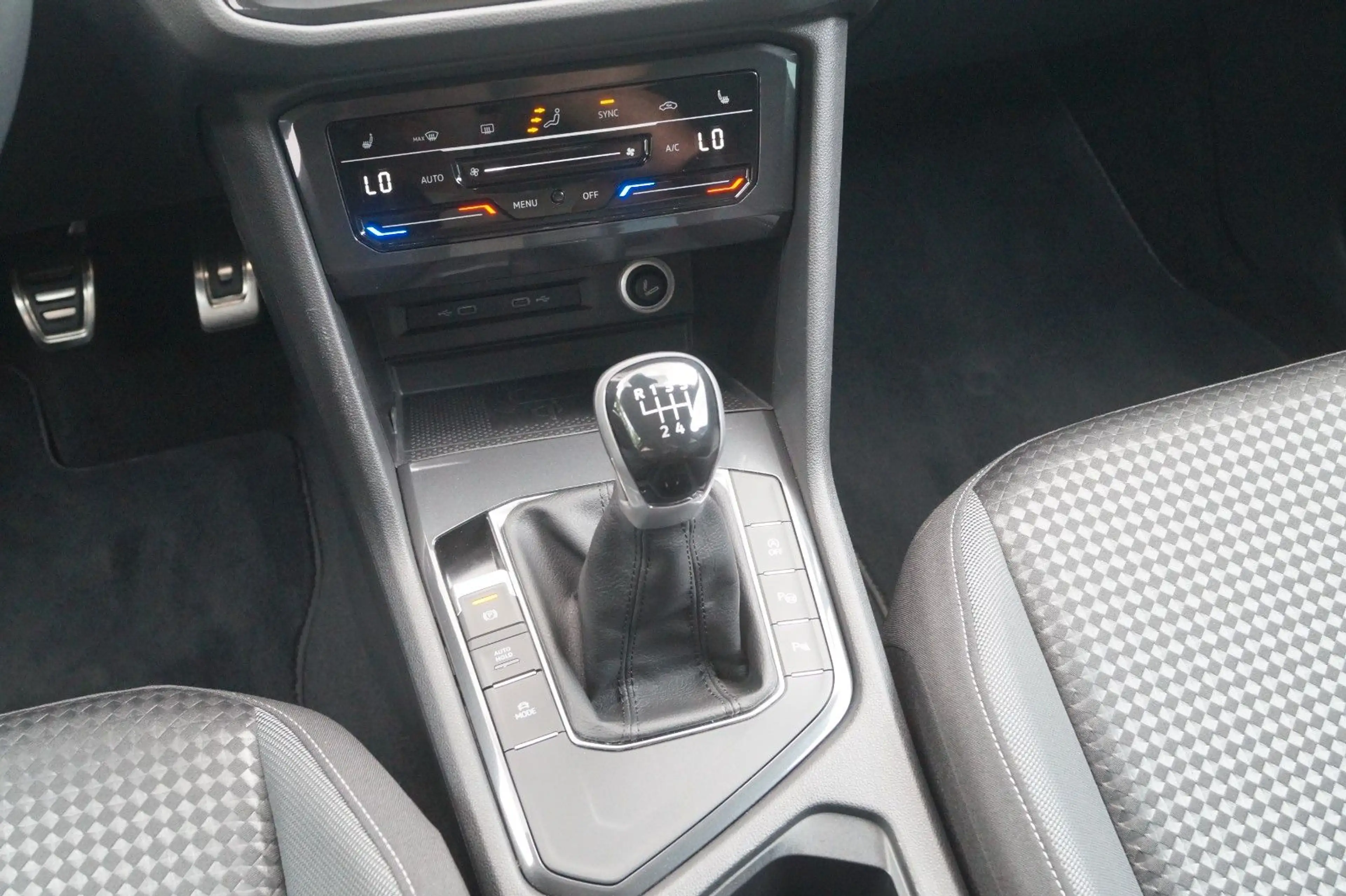 Volkswagen Tiguan Active +Navi+Sitzhzg.+LED+ACC+ — photo 13