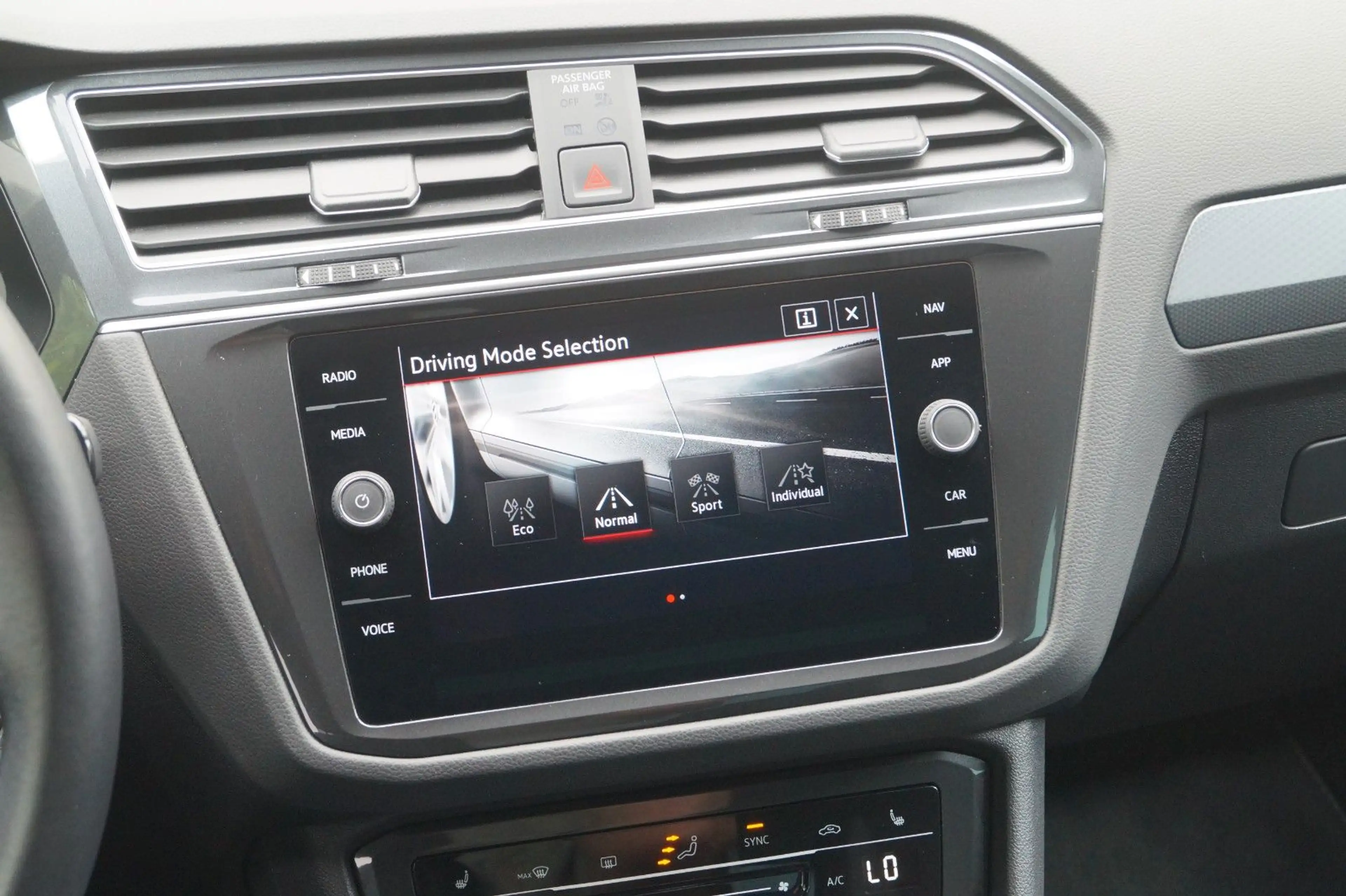 Volkswagen Tiguan Active +Navi+Sitzhzg.+LED+ACC+ — photo 11