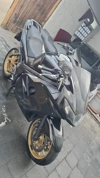 Triumph Sprint ST - foto 3