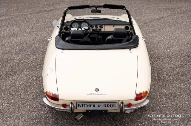 Alfa Romeo Spider view 16