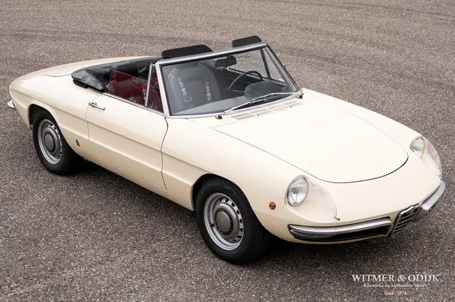 Alfa Romeo Spider view 2