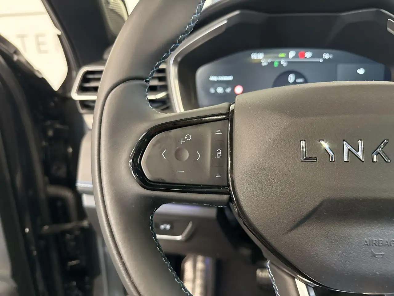 Lynk & Co 01 1.5 PHEV MY23 6,6 KWH PANO ZWARTE HEMEL 360, миниатюра 28
