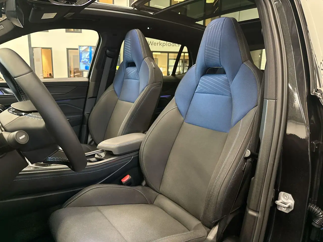 Lynk & Co 01 1.5 PHEV MY23 6,6 KWH PANO ZWARTE HEMEL 360, миниатюра 4