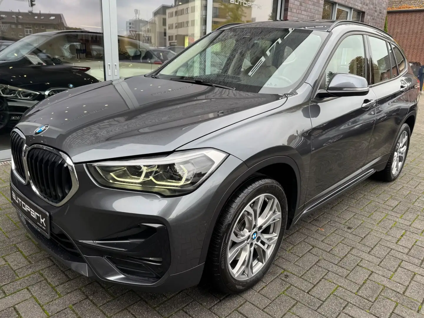BMW X1 xDri 20d Sport Line PANO HUD Leder Memory RFK Gris - 1