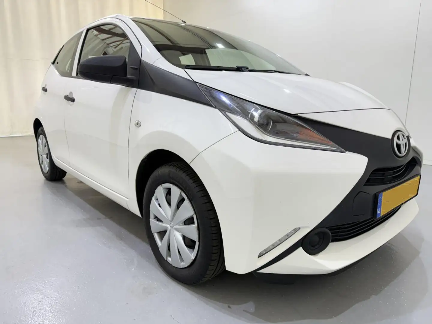Toyota Aygo HB 1.0 VVT-i Airco NAP Wit - 1