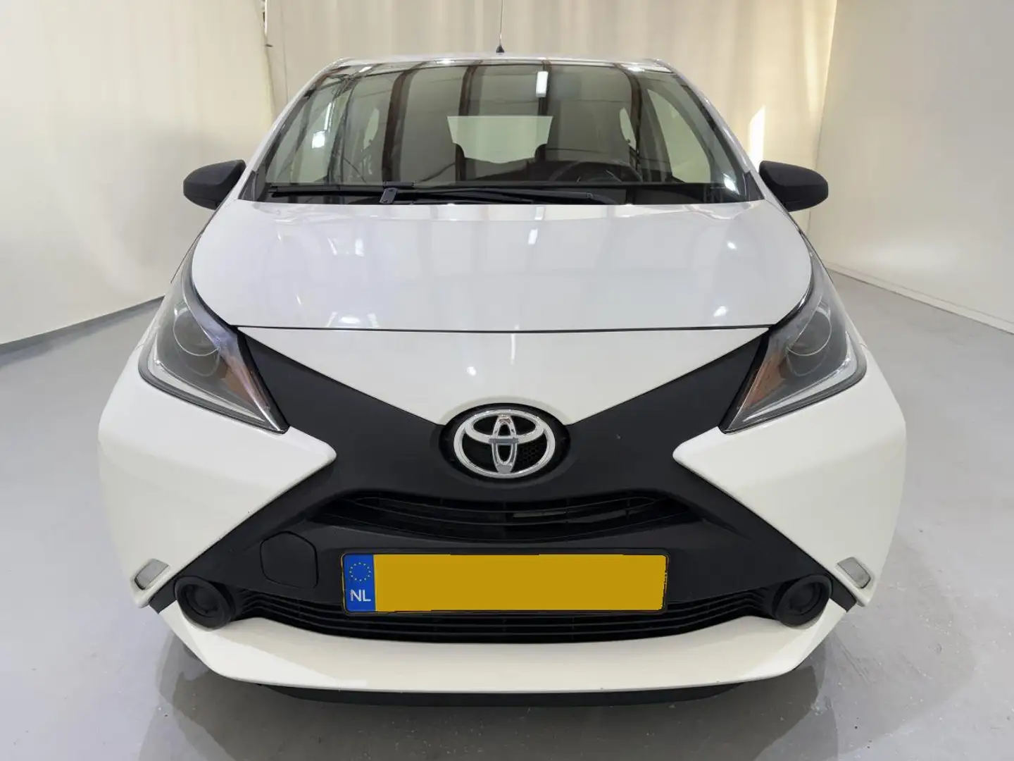 Toyota Aygo HB 1.0 VVT-i Airco NAP Wit - 2