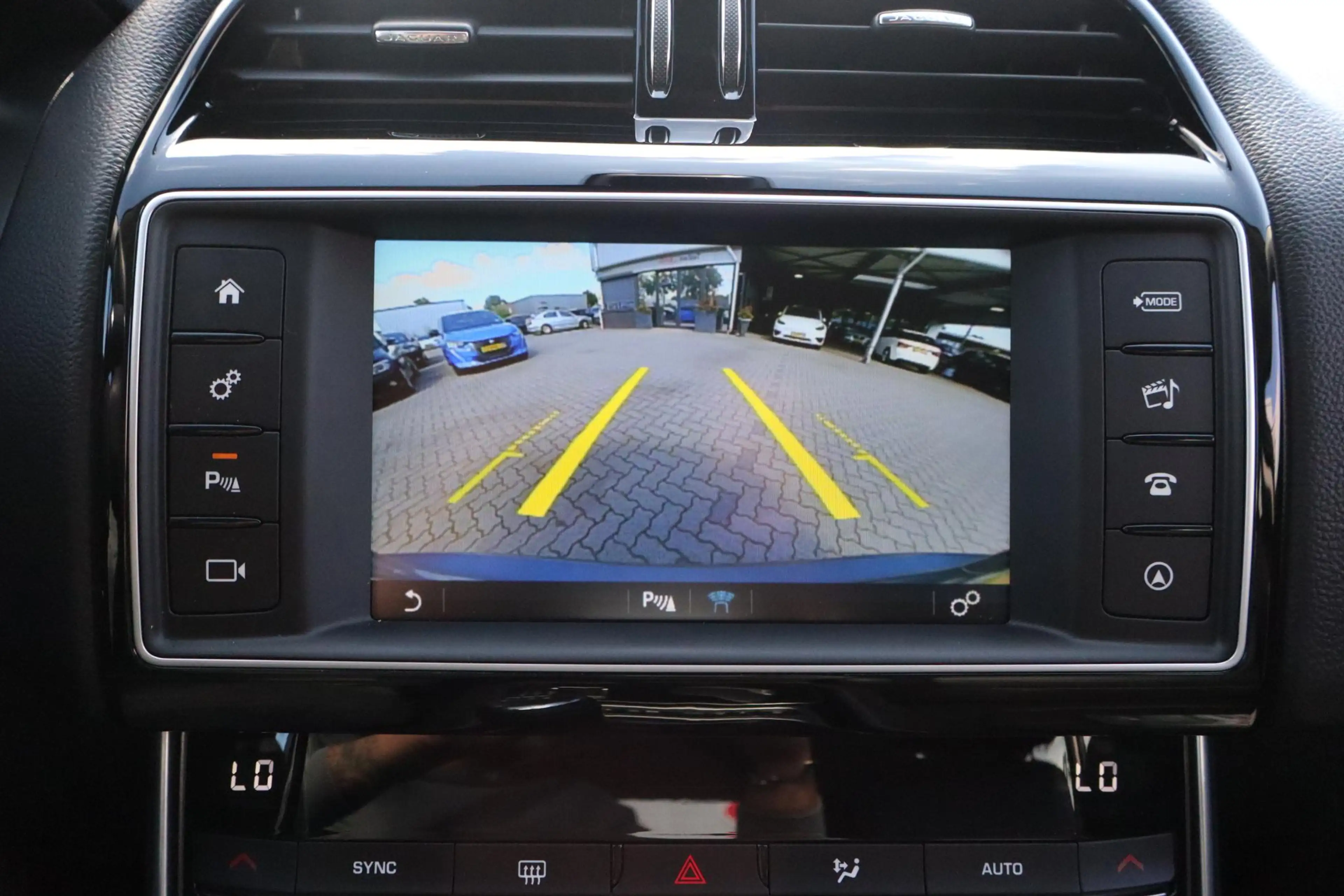 Jaguar XE 2.0 D Portfolio | Navigatie | Leder | Climate cont — photo 12