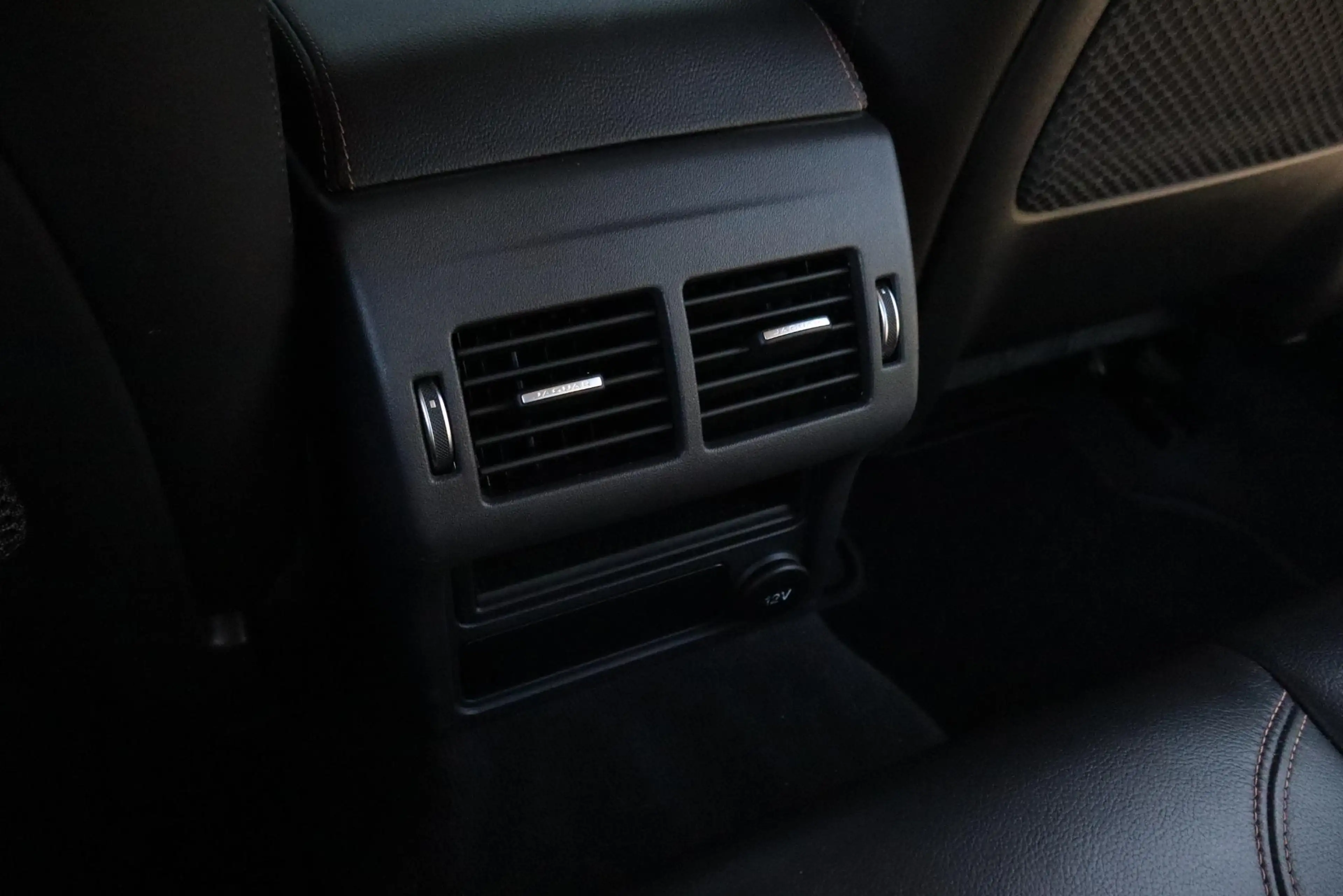 Jaguar XE 2.0 D Portfolio | Navigatie | Leder | Climate cont — photo 24