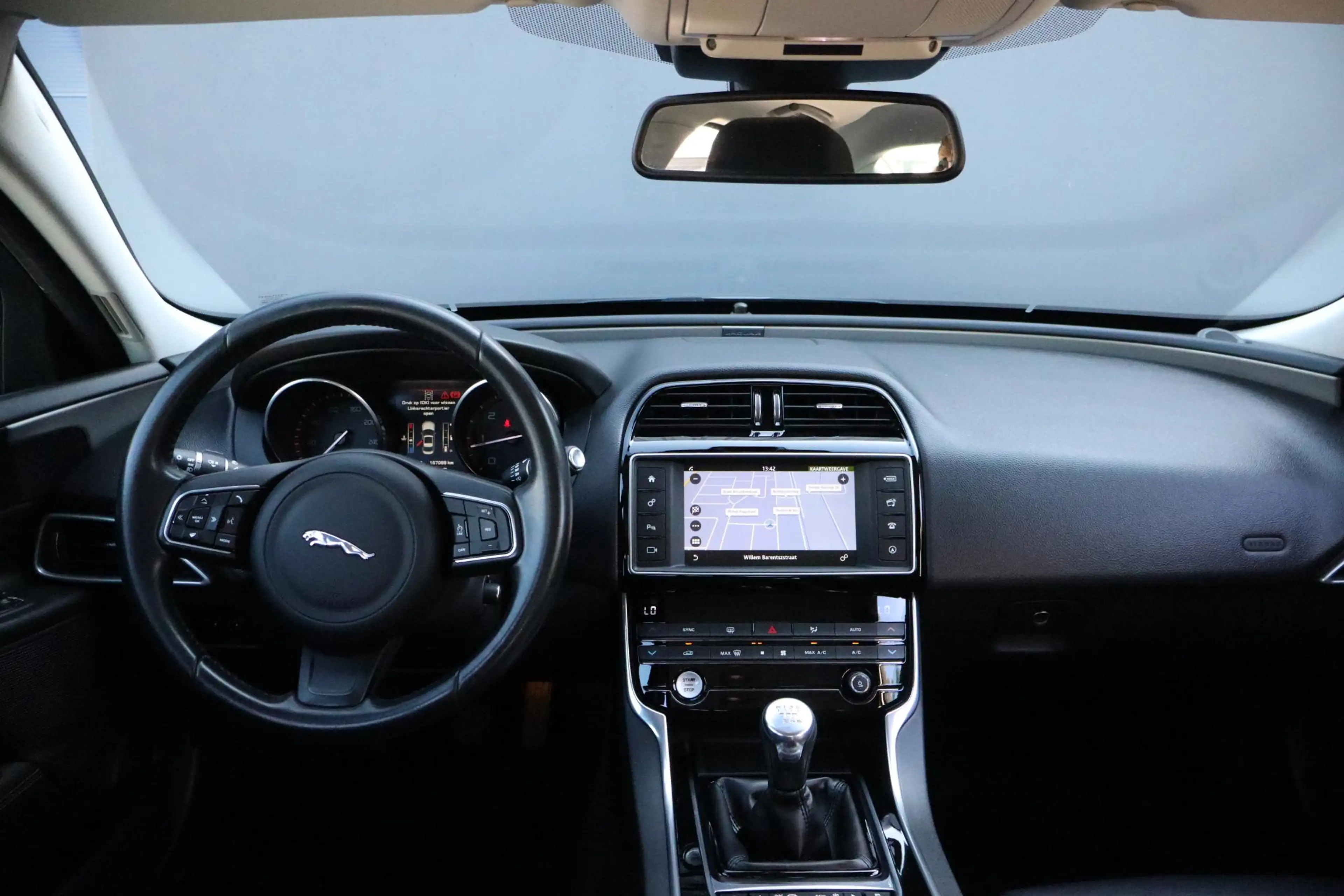 Jaguar XE 2.0 D Portfolio | Navigatie | Leder | Climate cont — photo 4