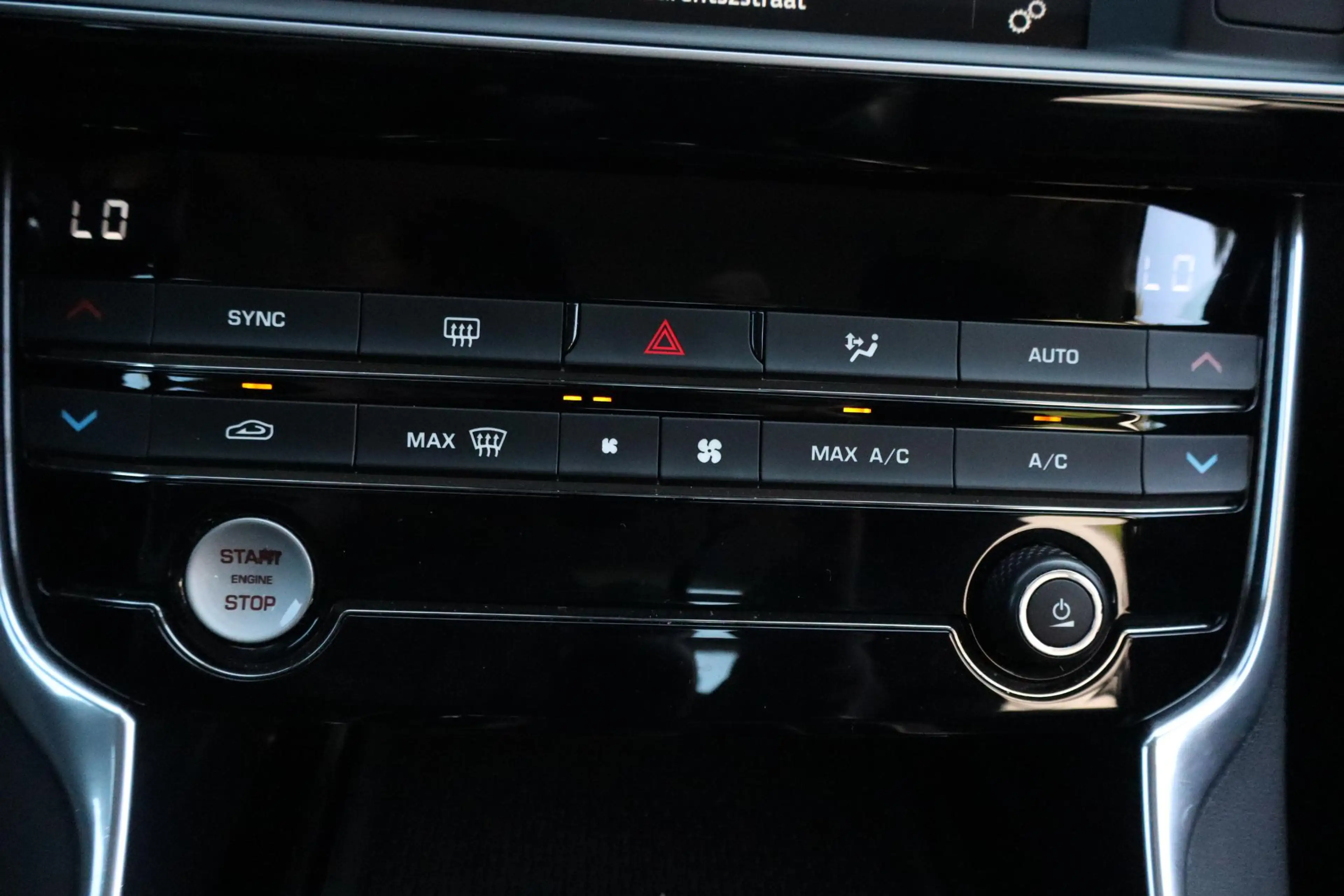 Jaguar XE 2.0 D Portfolio | Navigatie | Leder | Climate cont — photo 17