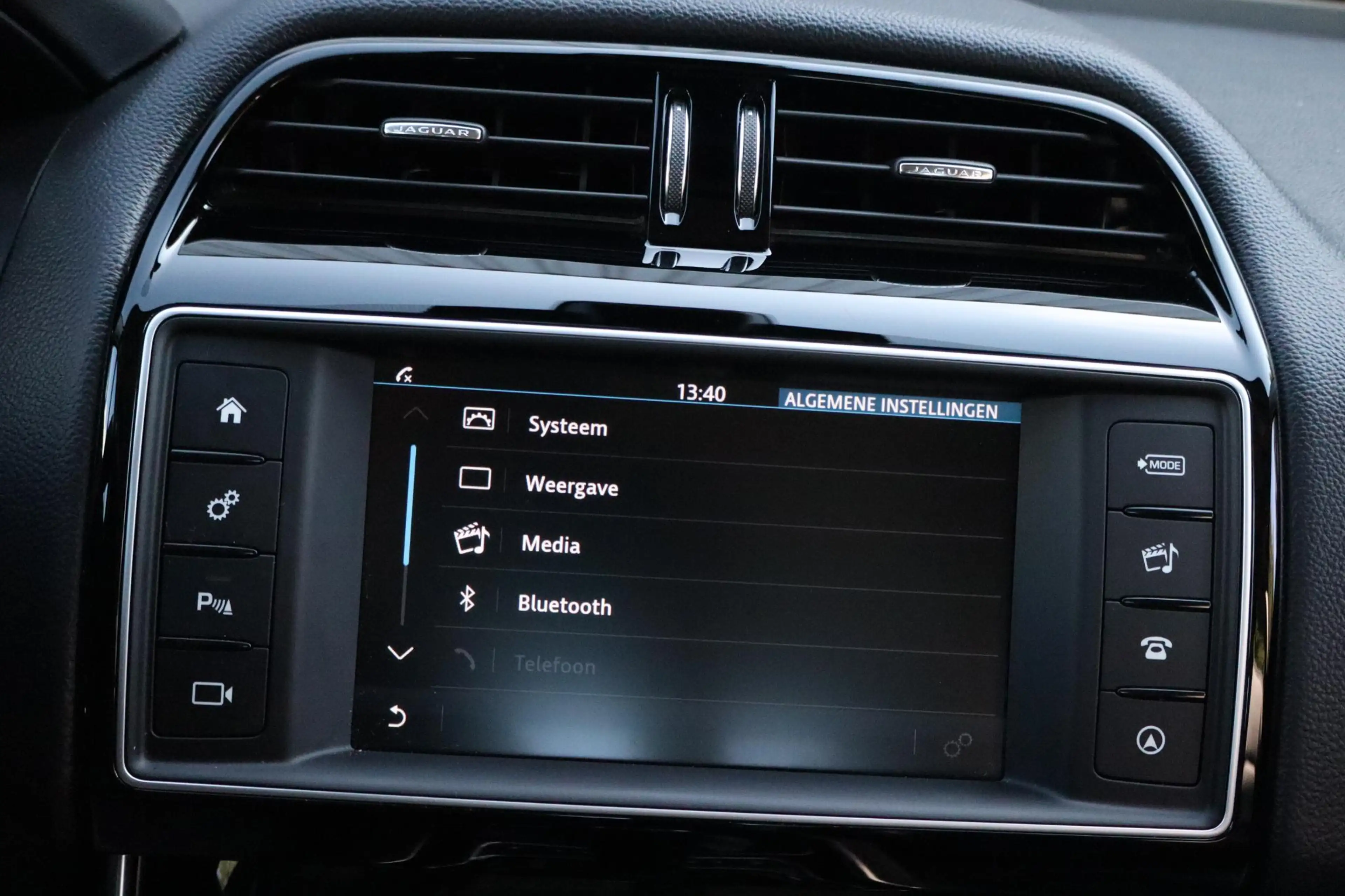 Jaguar XE 2.0 D Portfolio | Navigatie | Leder | Climate cont — photo 15