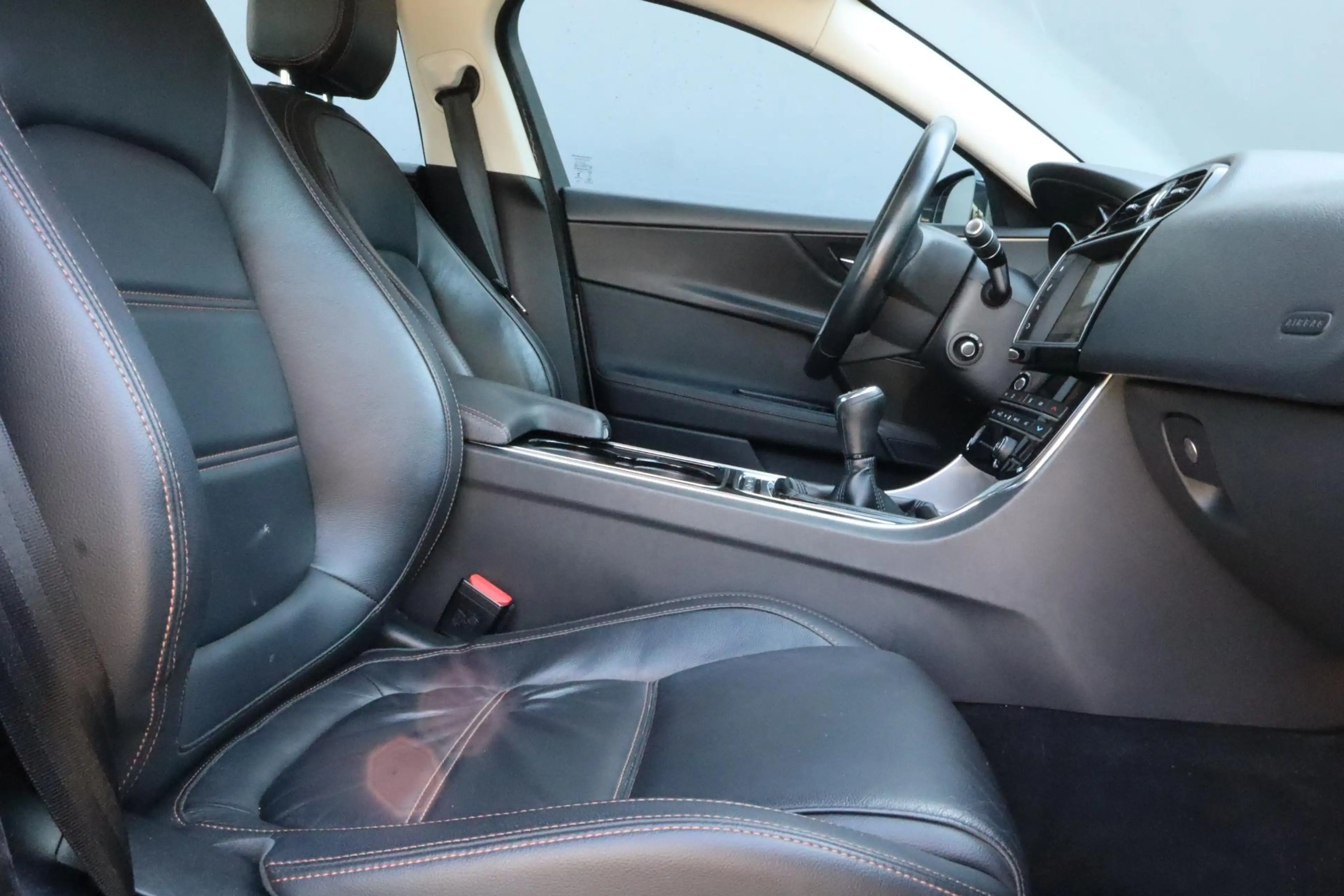 Jaguar XE 2.0 D Portfolio | Navigatie | Leder | Climate cont — photo 3