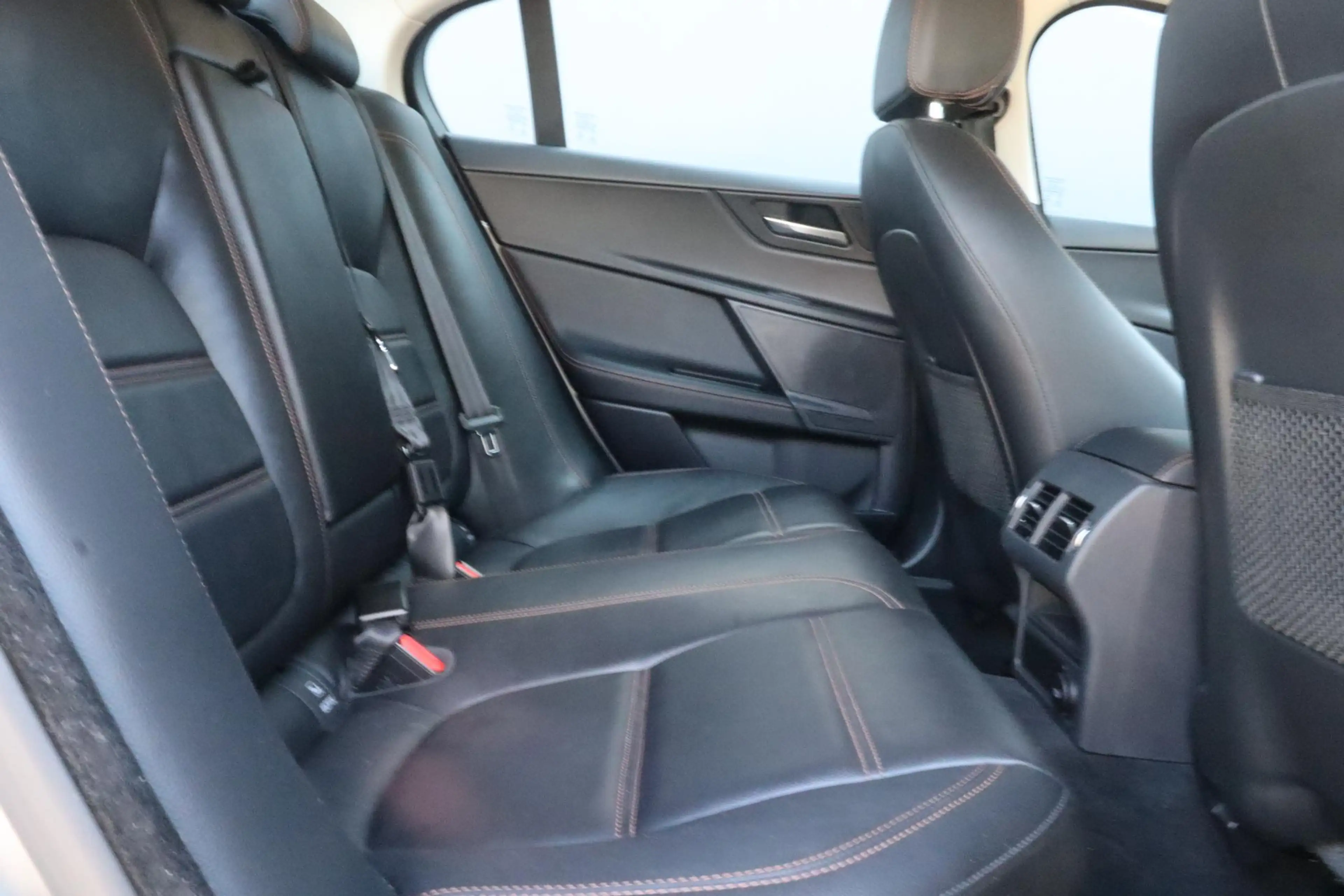Jaguar XE 2.0 D Portfolio | Navigatie | Leder | Climate cont — photo 23