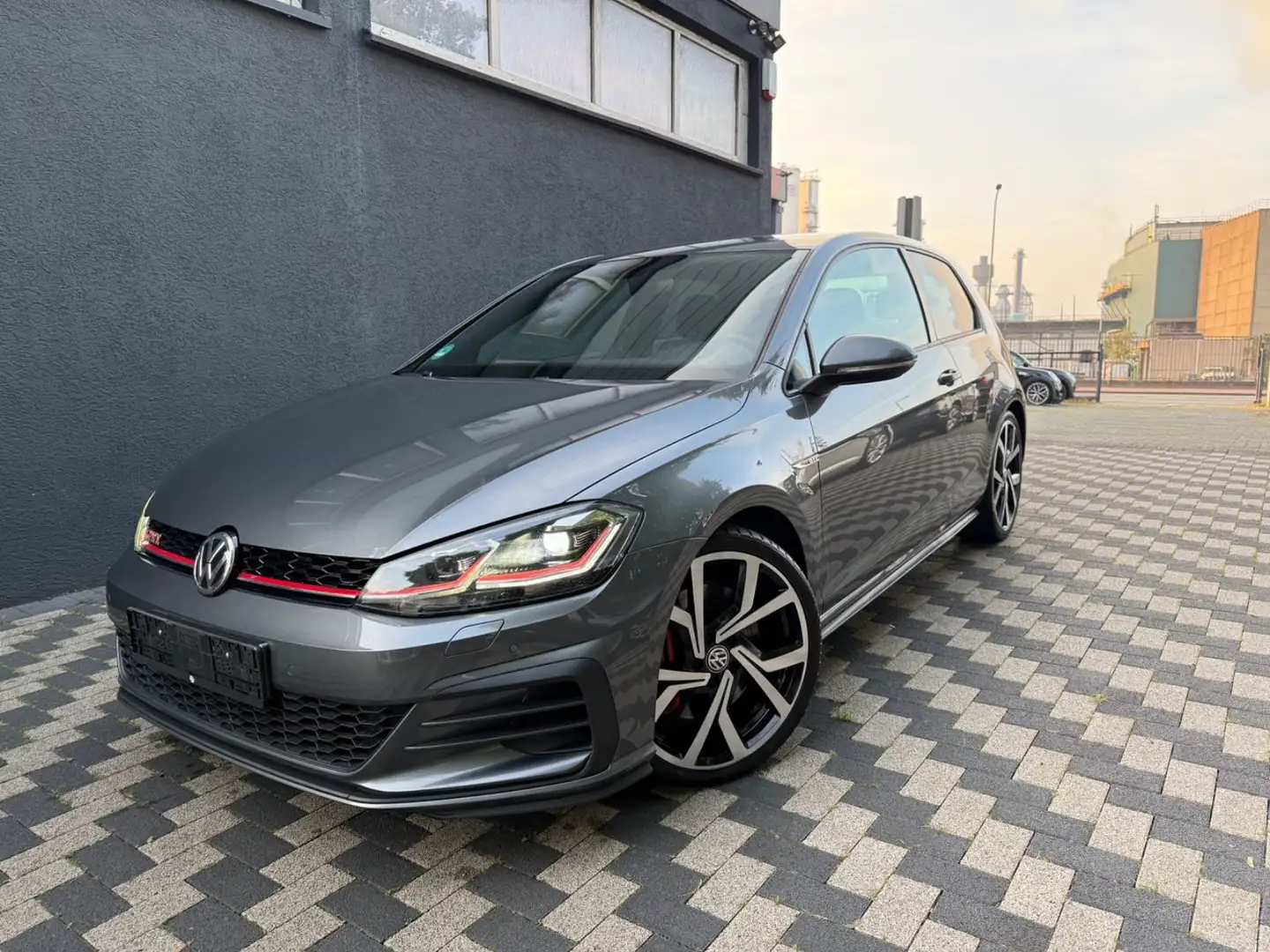 Volkswagen Golf VII Lim. GTI Performance BMT LED Digital.T Grau - 1