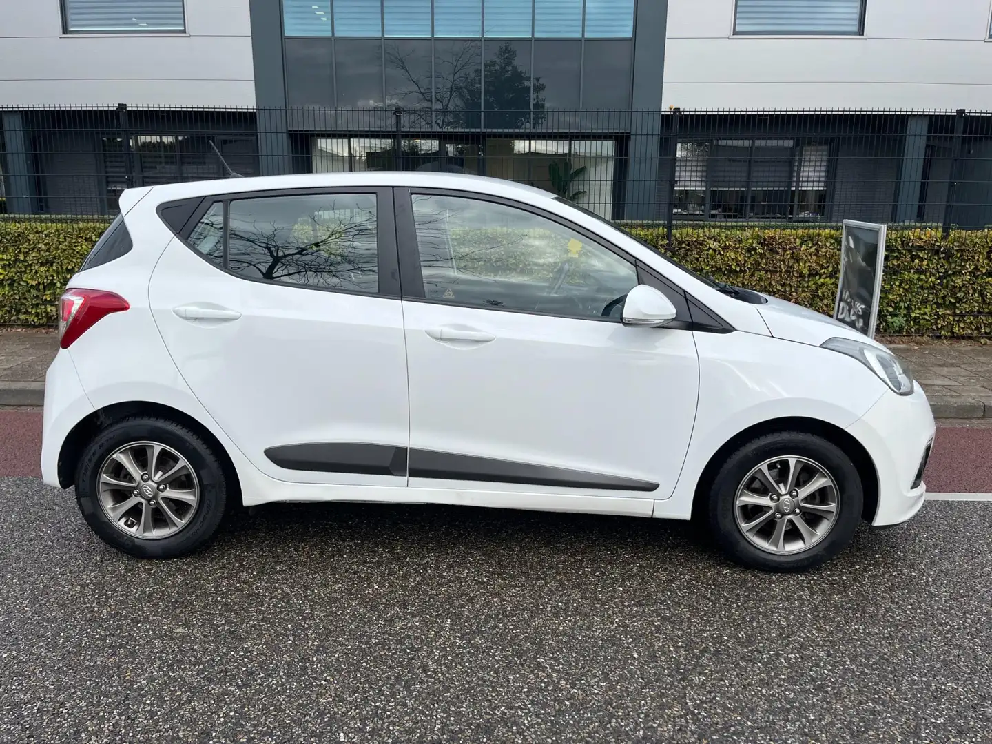Hyundai i10 1.2i Automaat Airco Ledverlichting Stoelverwarming Blanc - 2