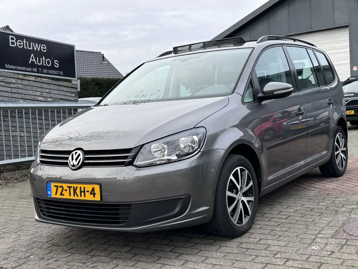 Volkswagen Touran 1.6 TDI Pano Navi Clima Grijs - 1