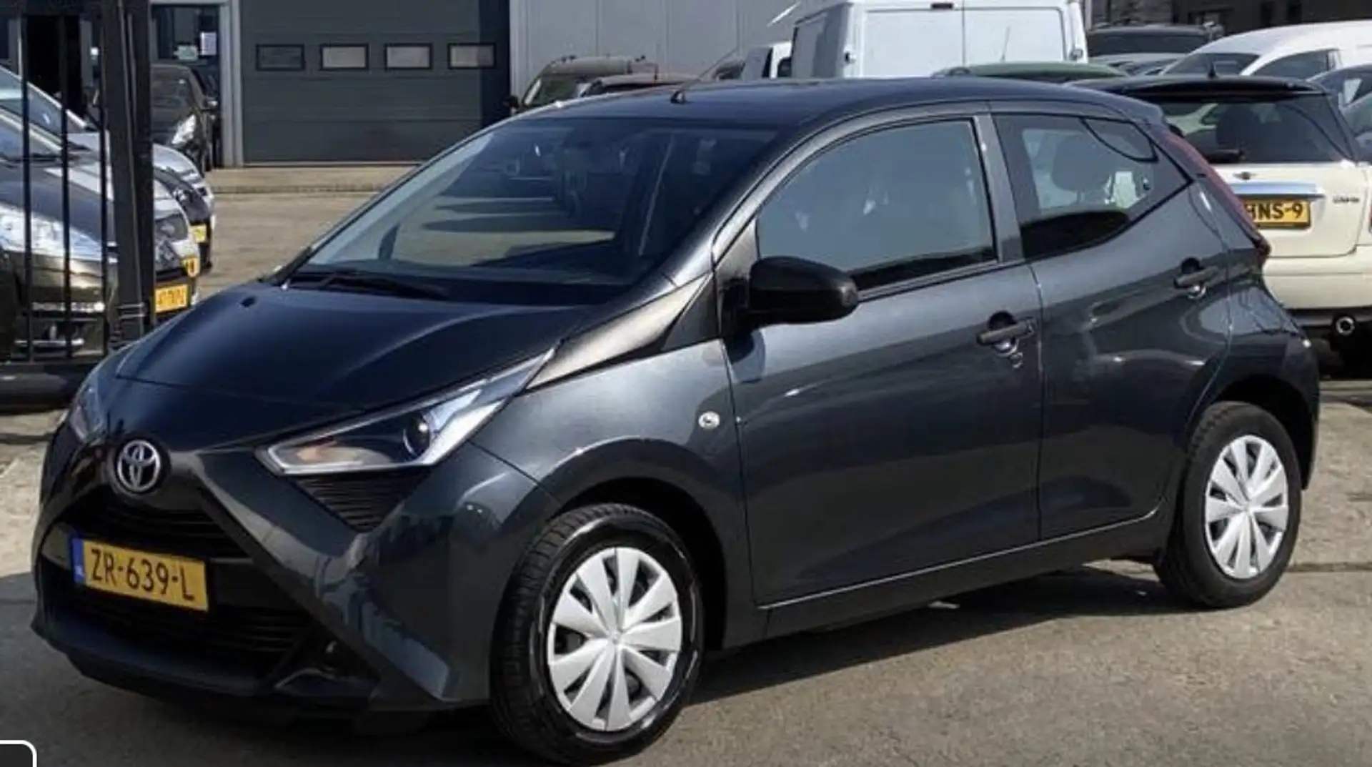Toyota Aygo x-play - 1