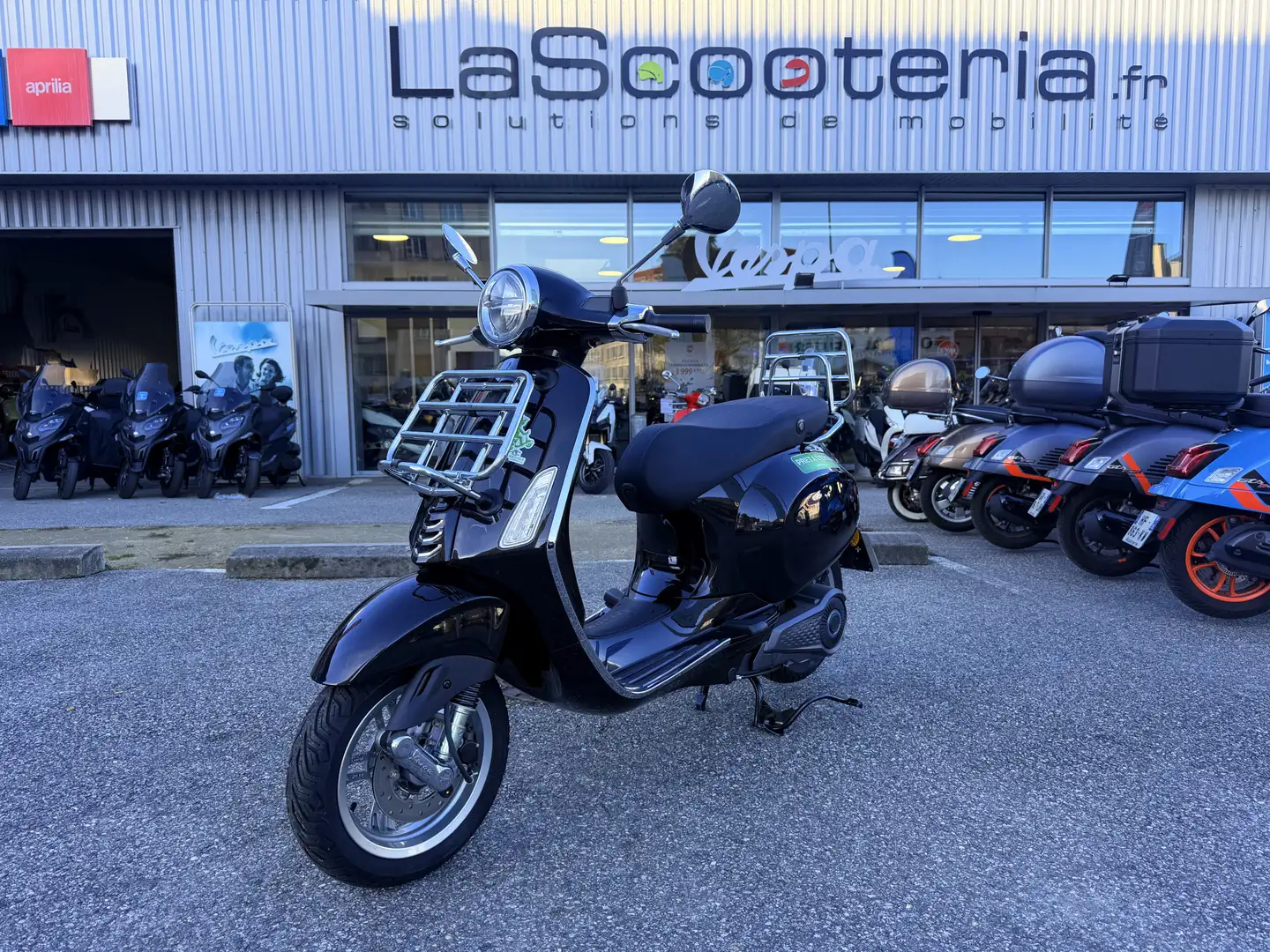 Vespa Primavera Negro - 1
