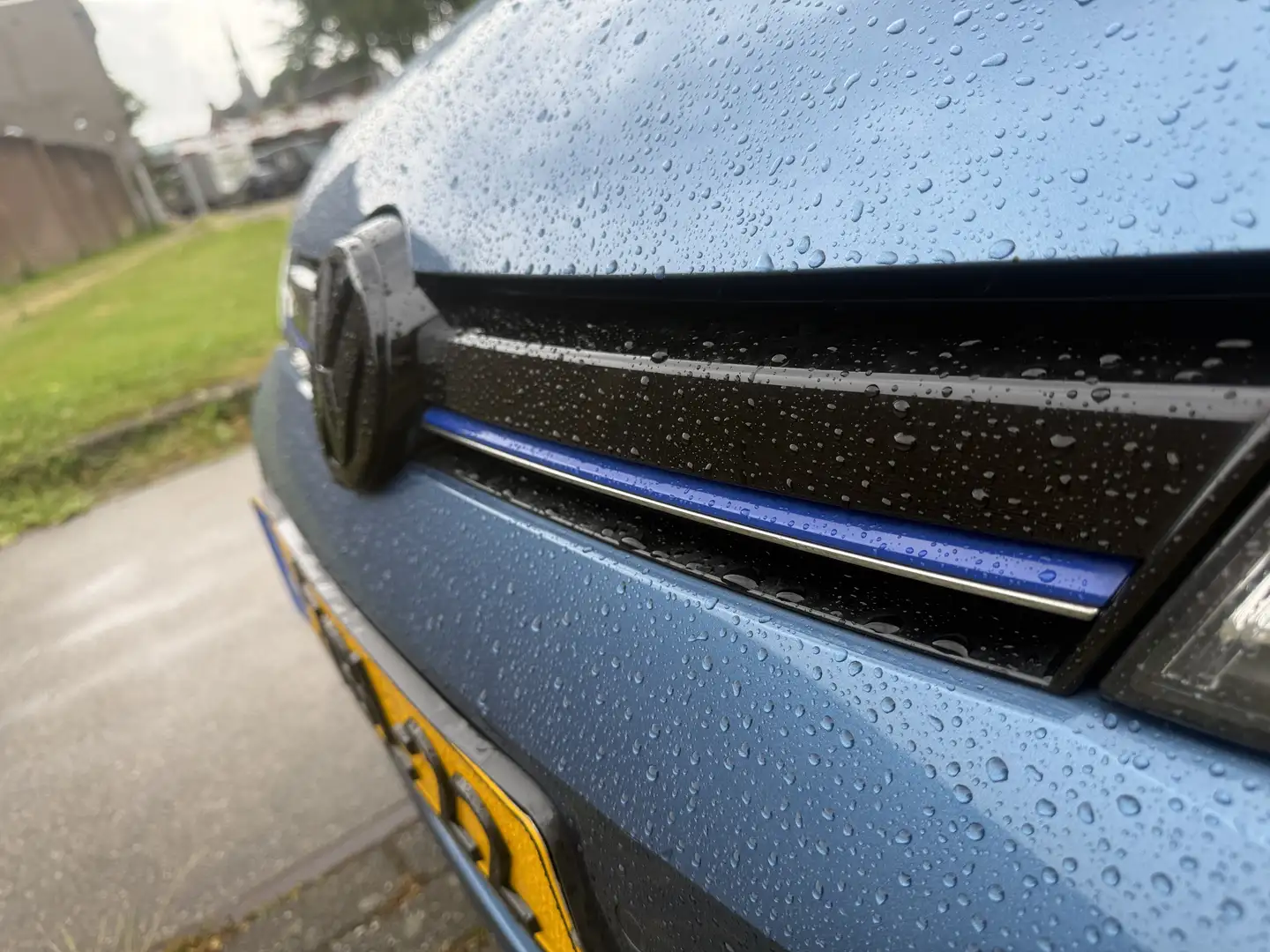 Volkswagen Golf 1.6 TDI Highl. BlM. Blauw - 1