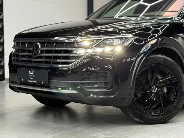 Volkswagen Touareg view 3