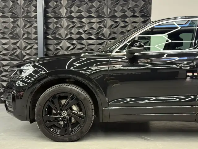 Volkswagen Touareg view 6