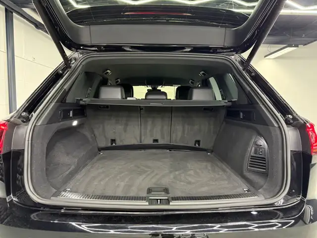 Volkswagen Touareg view 11