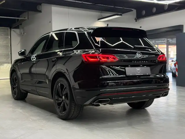 Volkswagen Touareg view 8