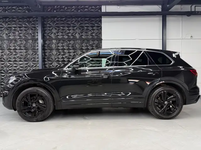 Volkswagen Touareg view 5