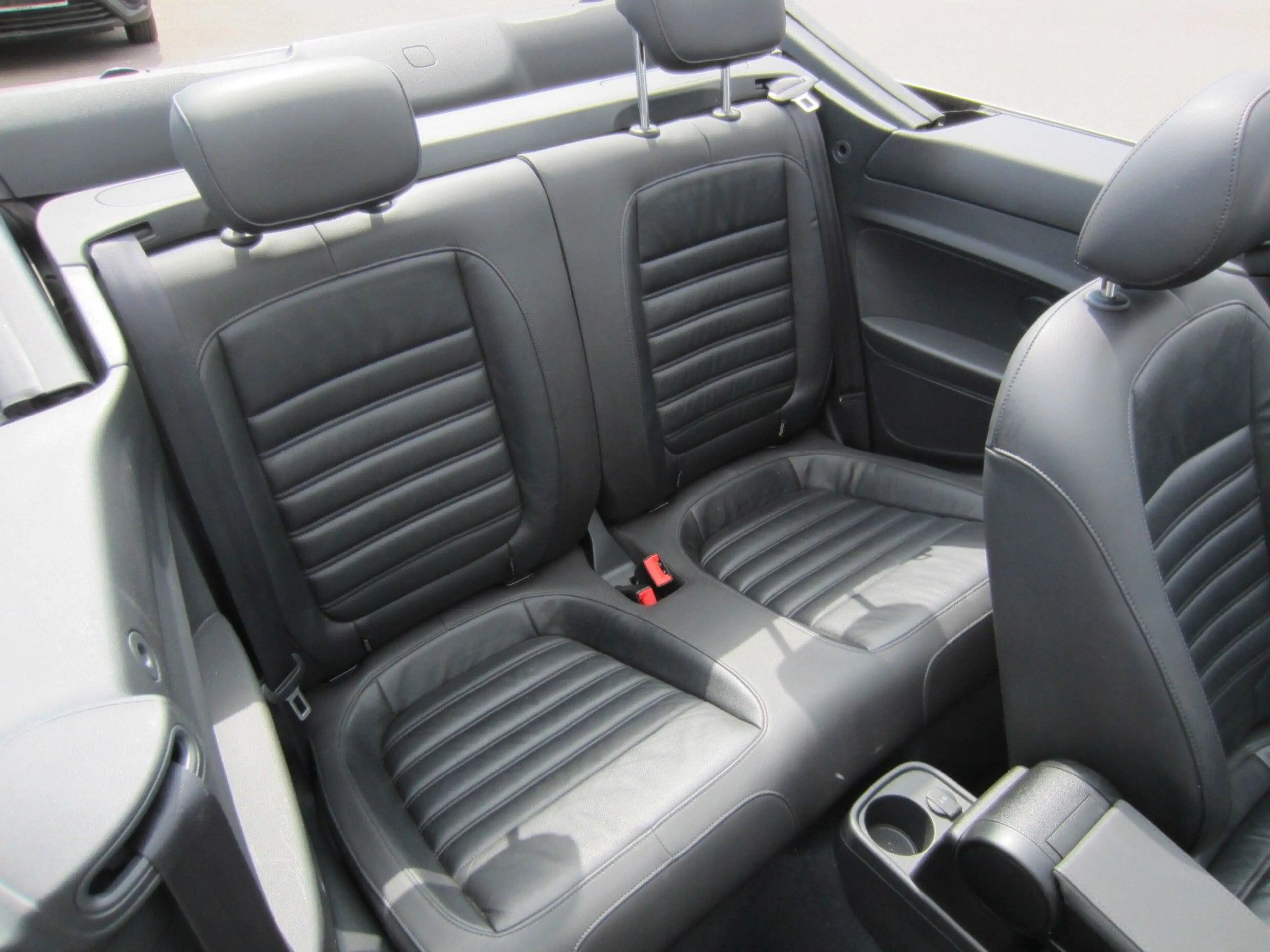 Volkswagen Beetle Cabriolet 2,0TDI — photo 9