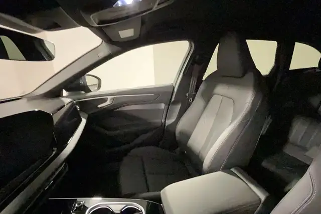 Audi A6 Avant view 9
