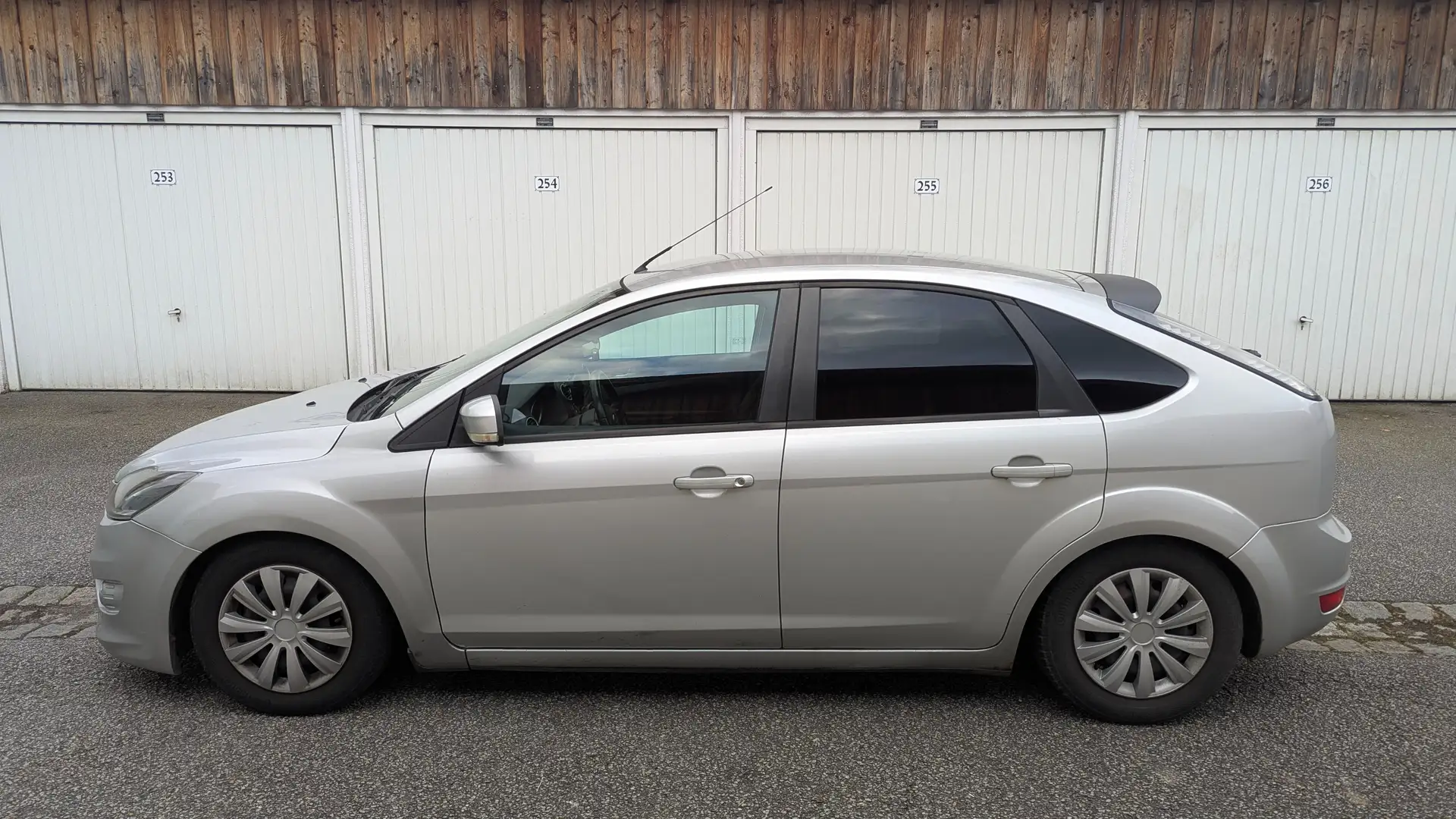 Ford Focus Focus Turnier 1.6 Grau - 2