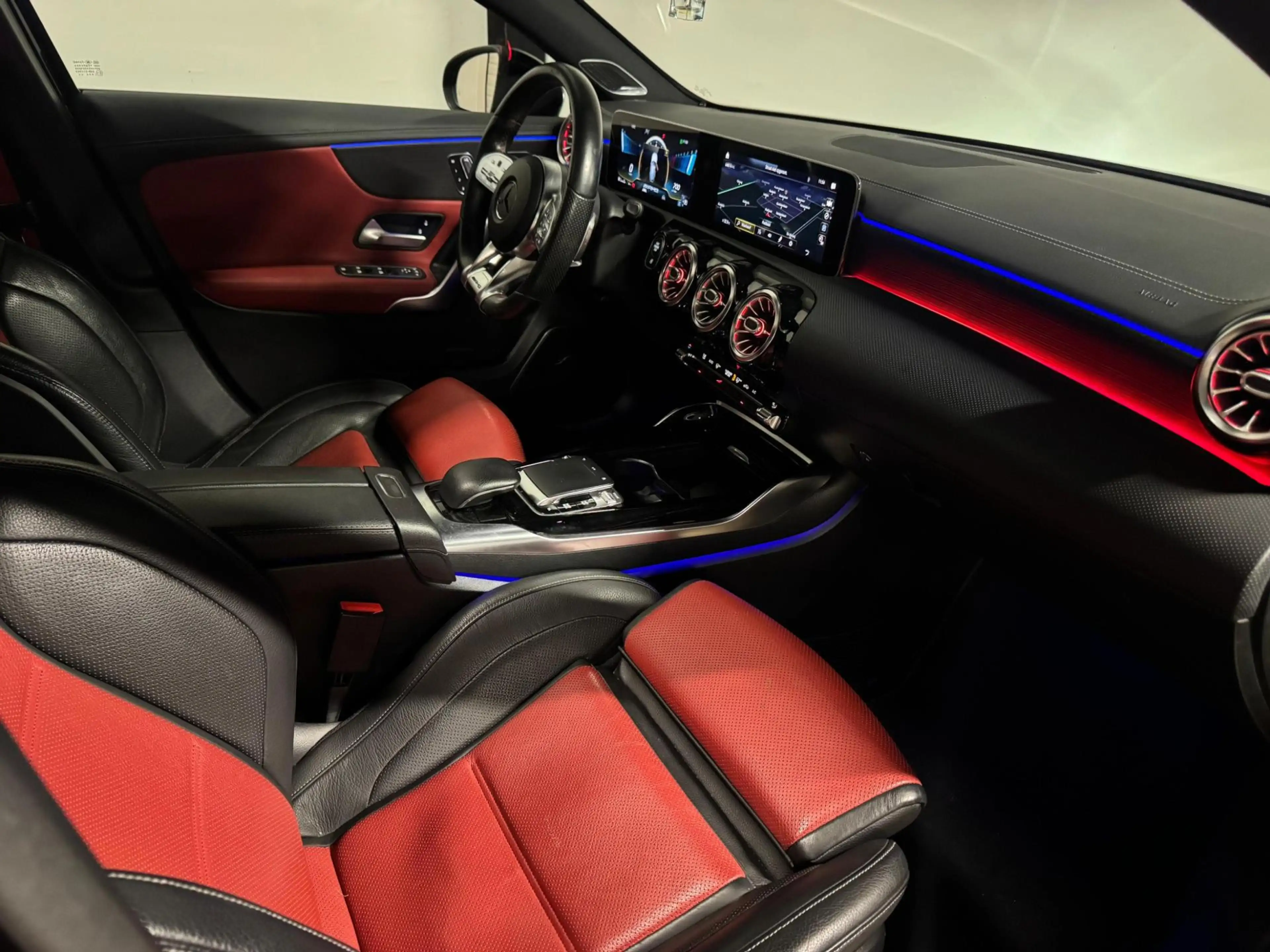 Mercedes-Benz A 35 AMG 4MATIC Edition 1 PANO KEYLESS CAM — photo 15
