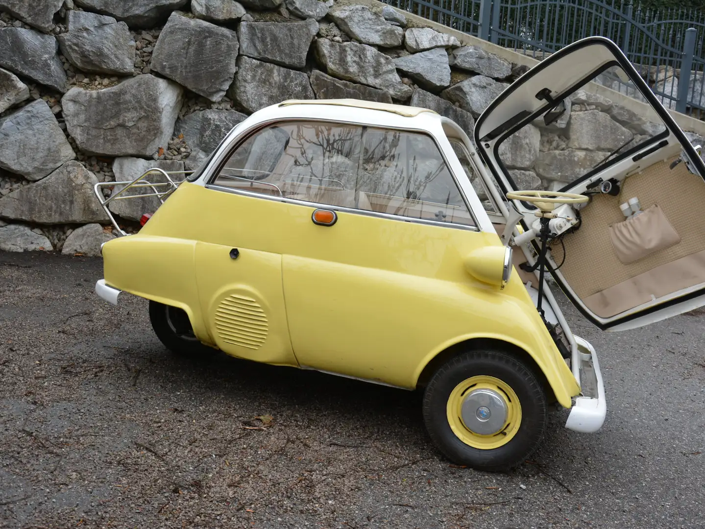 BMW Isetta 300 Yellow - 1