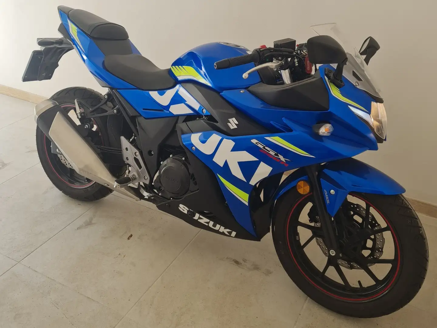 Suzuki GSX 250 livrea MotoGP Blau - 1