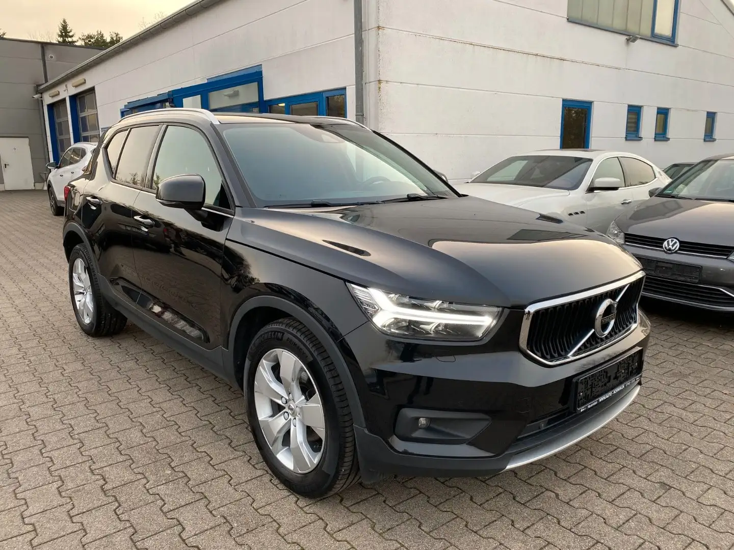 Volvo XC40 Momentum Pro 2WD Schwarz - 2