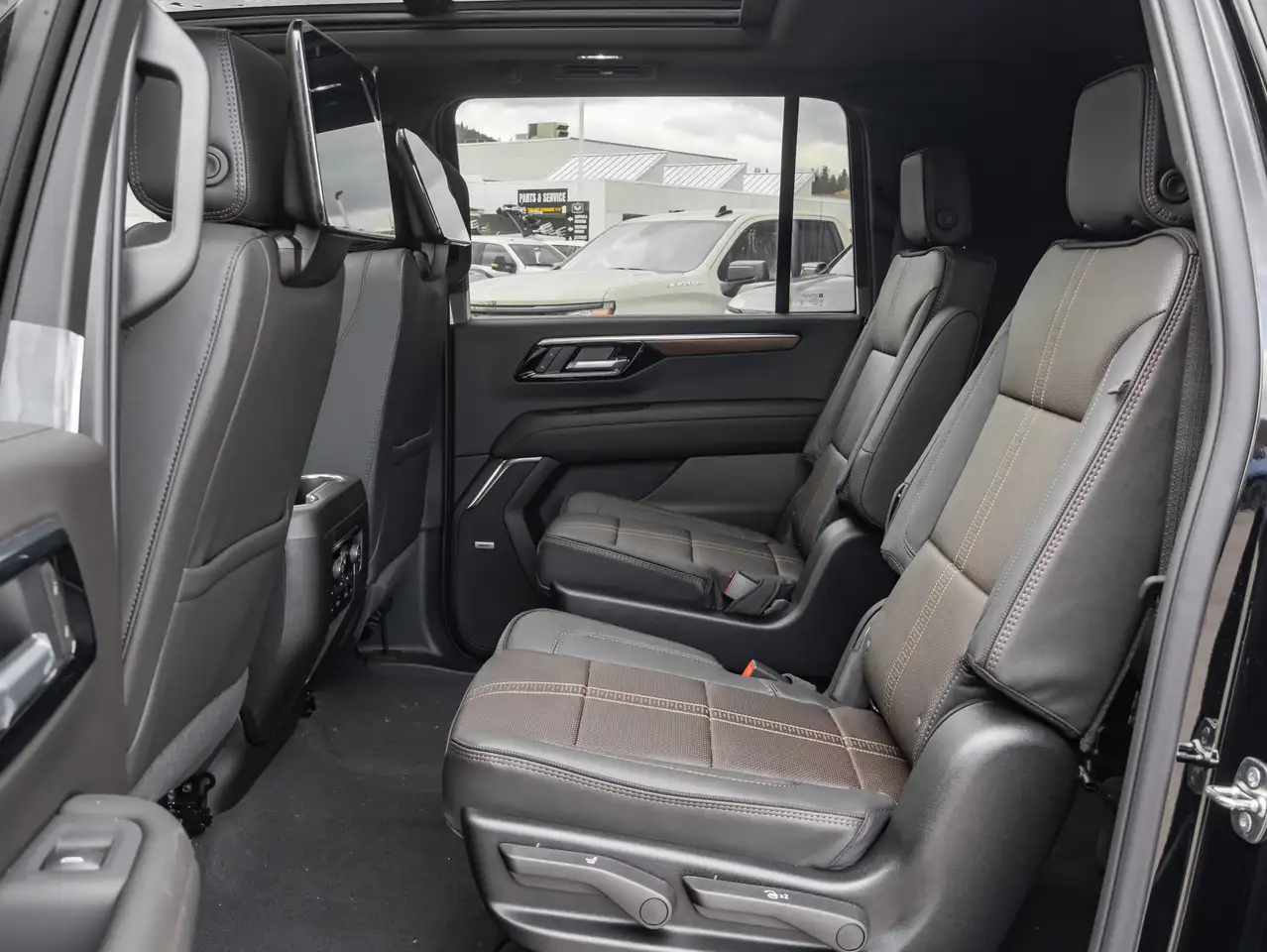 Chevrolet Suburban снимка Chevrolet Suburban