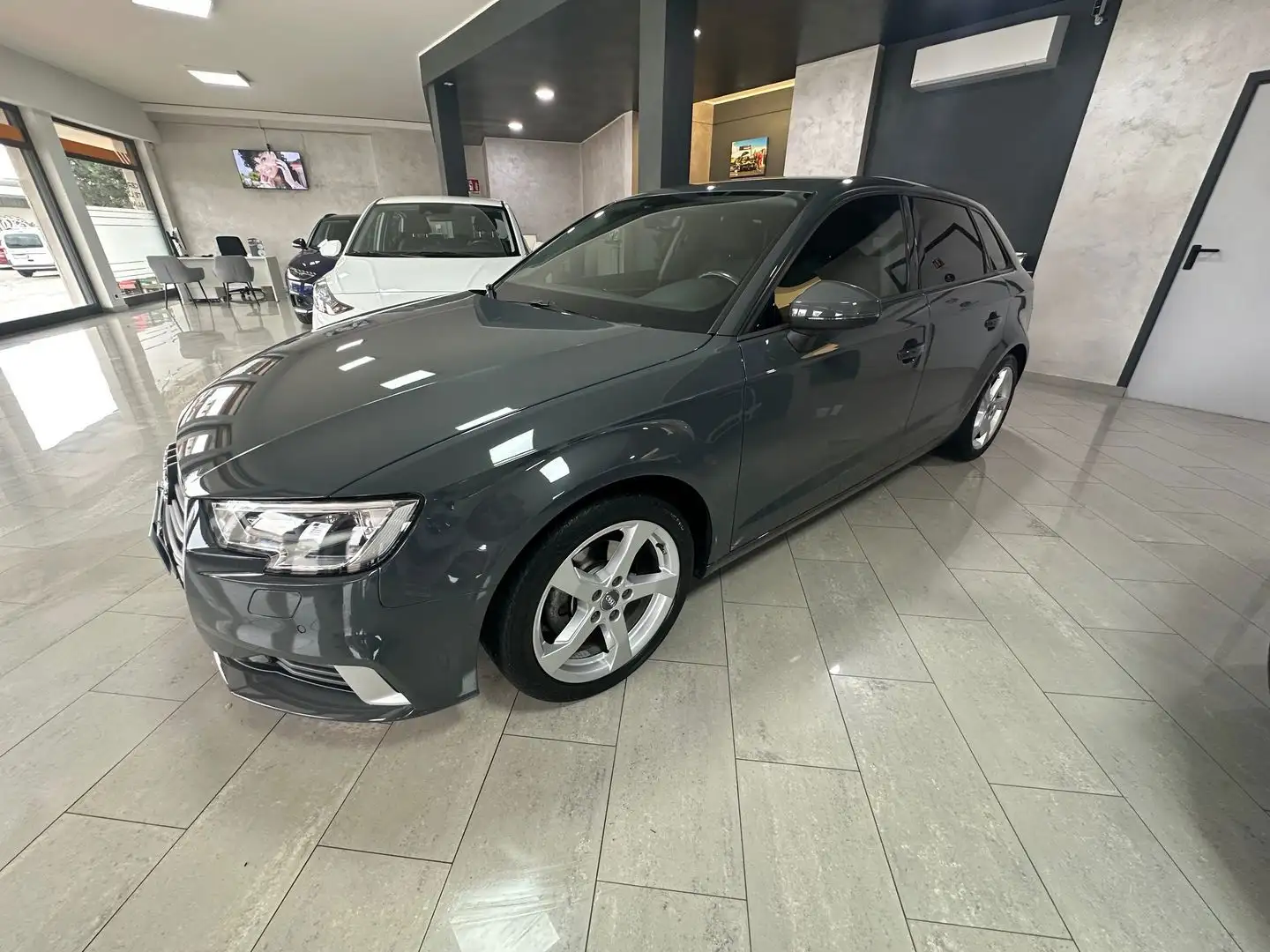 Audi A3 Sport 1.6 30 TDI Grijs - 2
