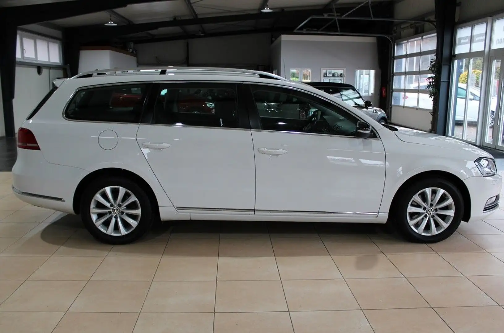 Volkswagen Passat Variant Passat Kombi Business2,0TDi*Automatik*Navi*Xenon Weiß - 2