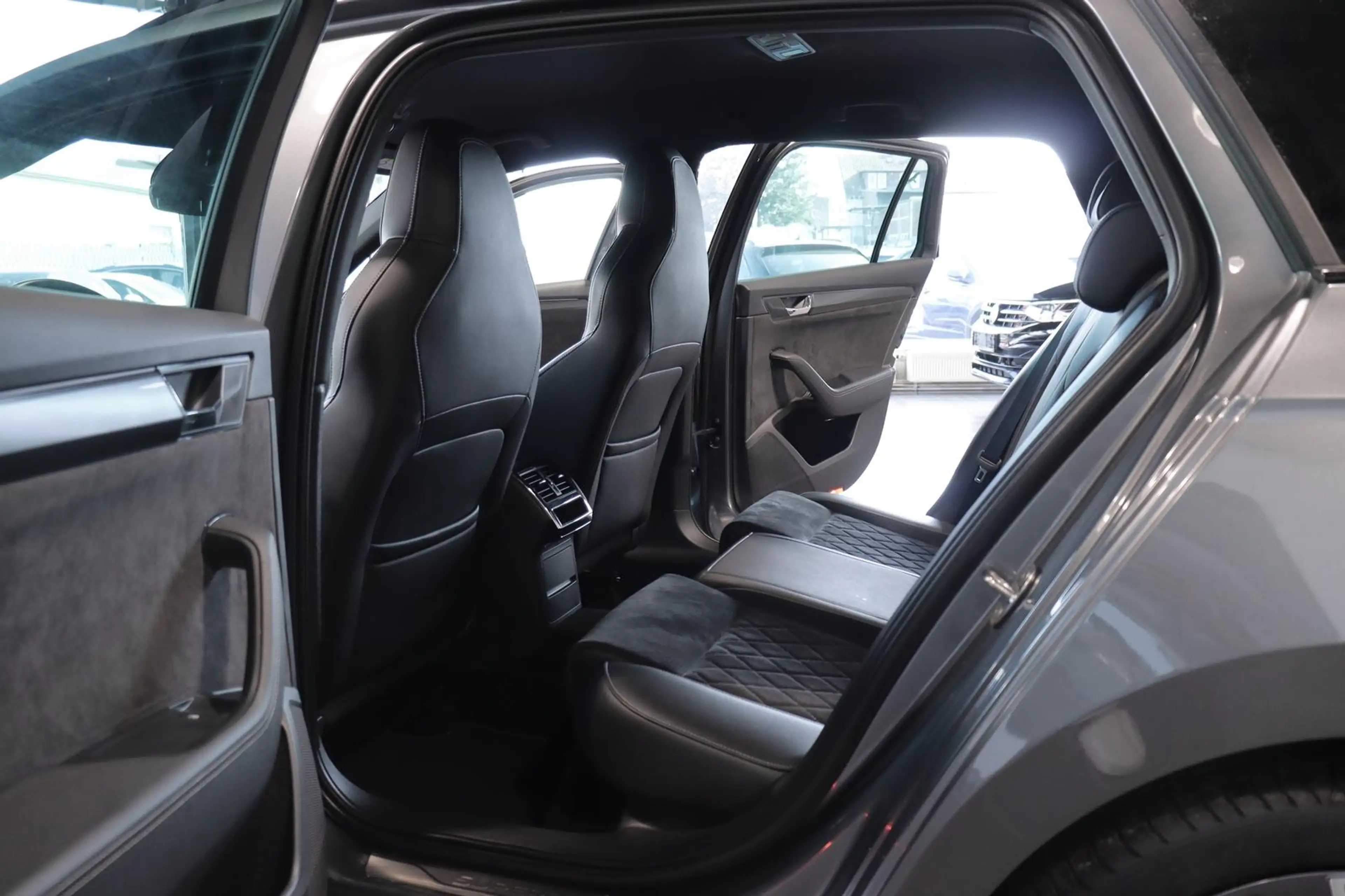 Skoda Superb 2.0 TDI Sportline Android*ACC*SHZ* — photo 10