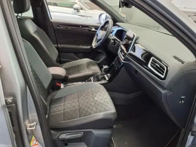 Volkswagen T-Roc view 5