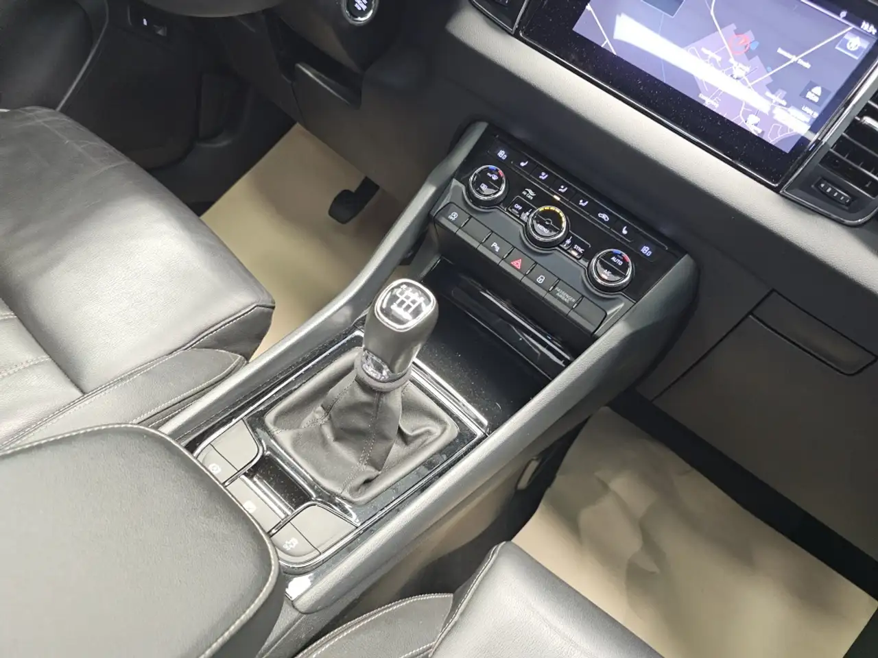 Skoda Karoq Style Leder,Pano-Dach,AHK,Sitzheizung,PDC, миниатюра 10