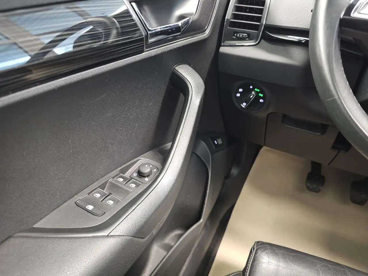 Skoda Karoq Style Leder,Pano-Dach,AHK,Sitzheizung,PDC, миниатюра 20