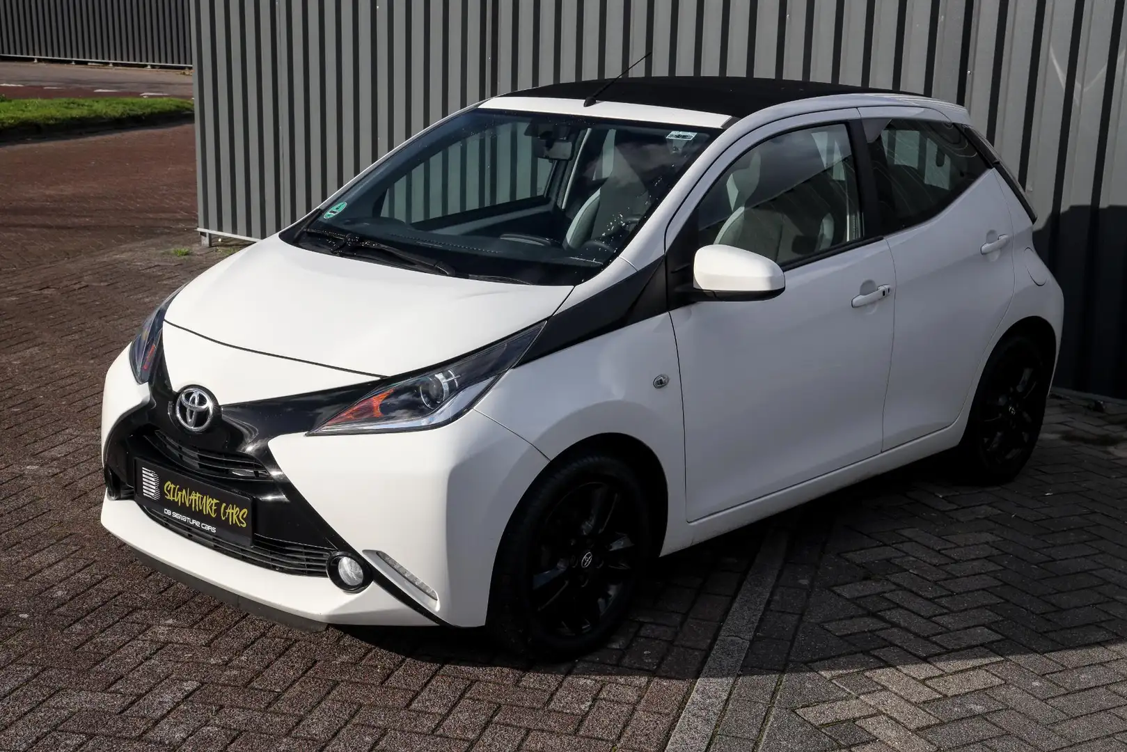 Toyota Aygo 1.0 VVT-i x-wave Cabrio|Camera|Navi|Keyless|Cruise - 2