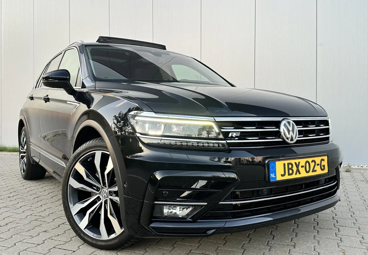 Volkswagen Tiguan 2.0 TSI 4Motion 180PK R-line | PANO | Virtual Zwart - 1