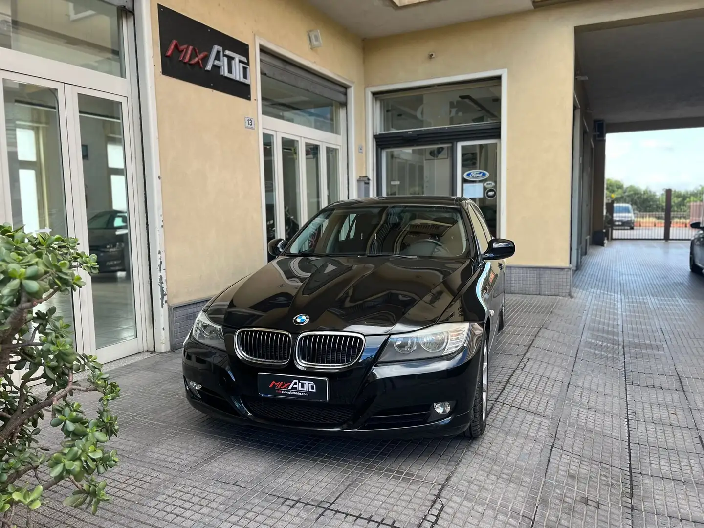 BMW 318 318d Touring 2.0 Attiva 143cv FL Nero - 1