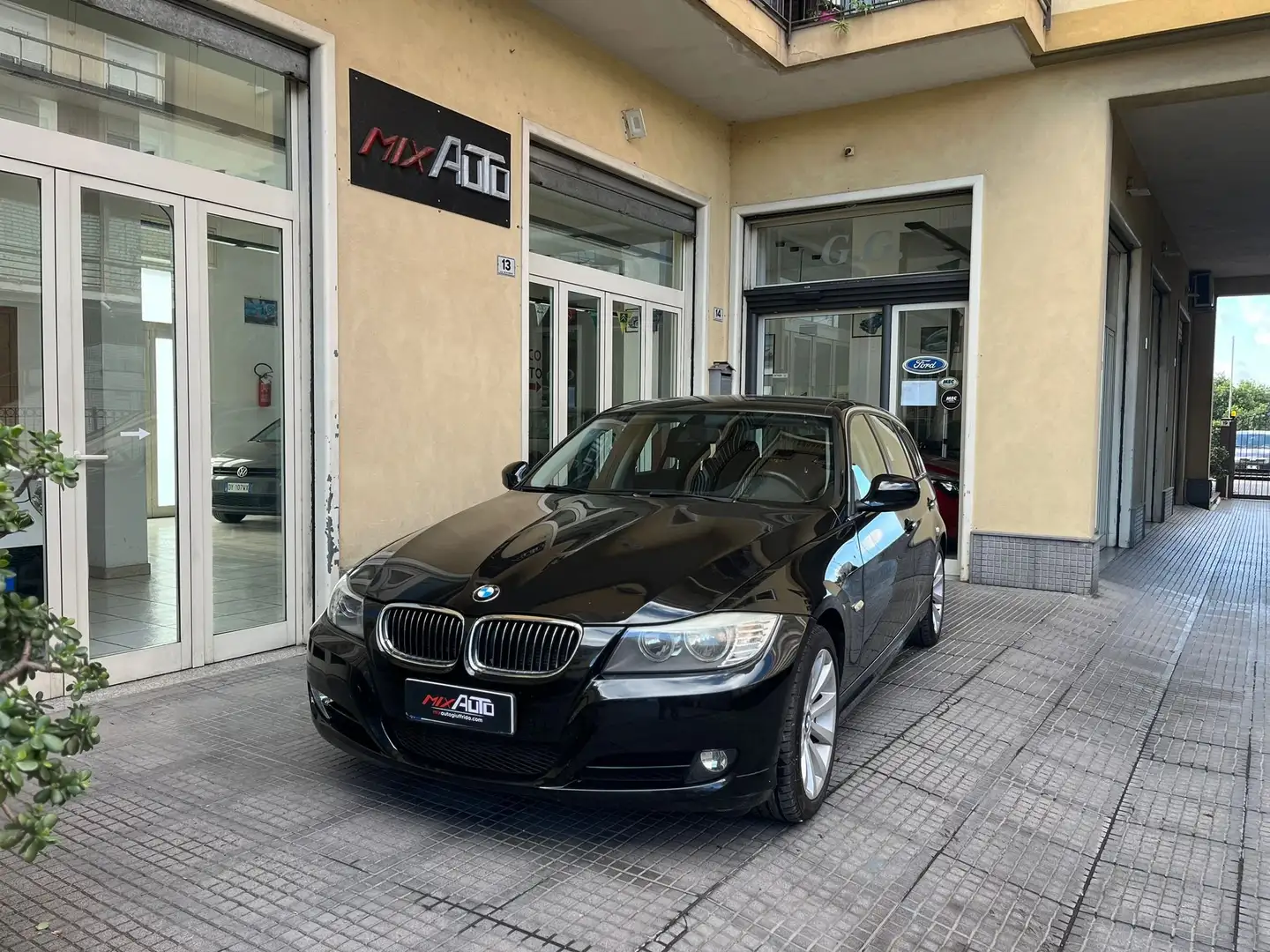 BMW 318 318d Touring 2.0 Attiva 143cv FL Nero - 2