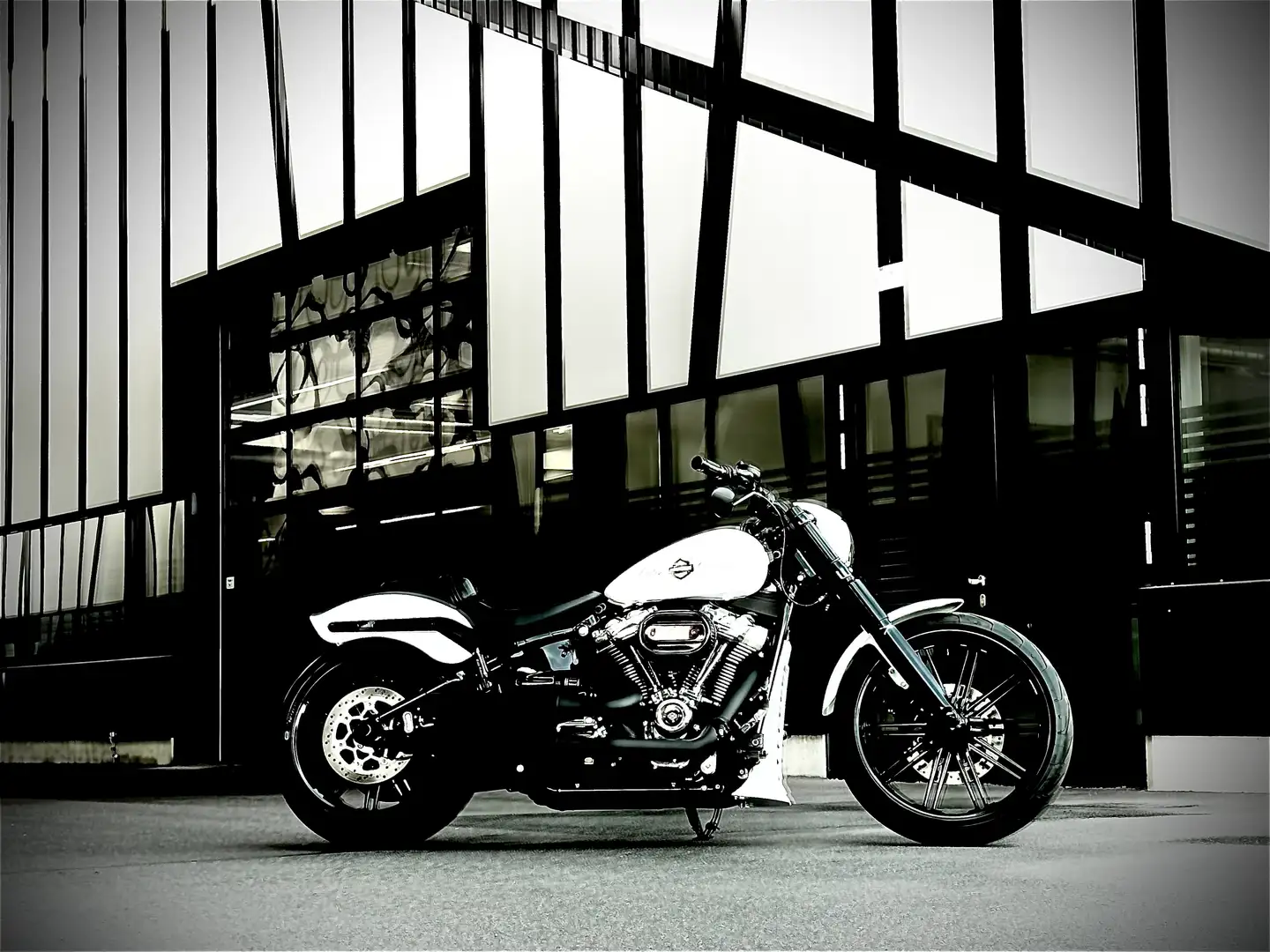 Harley-Davidson Breakout Bílá - 1