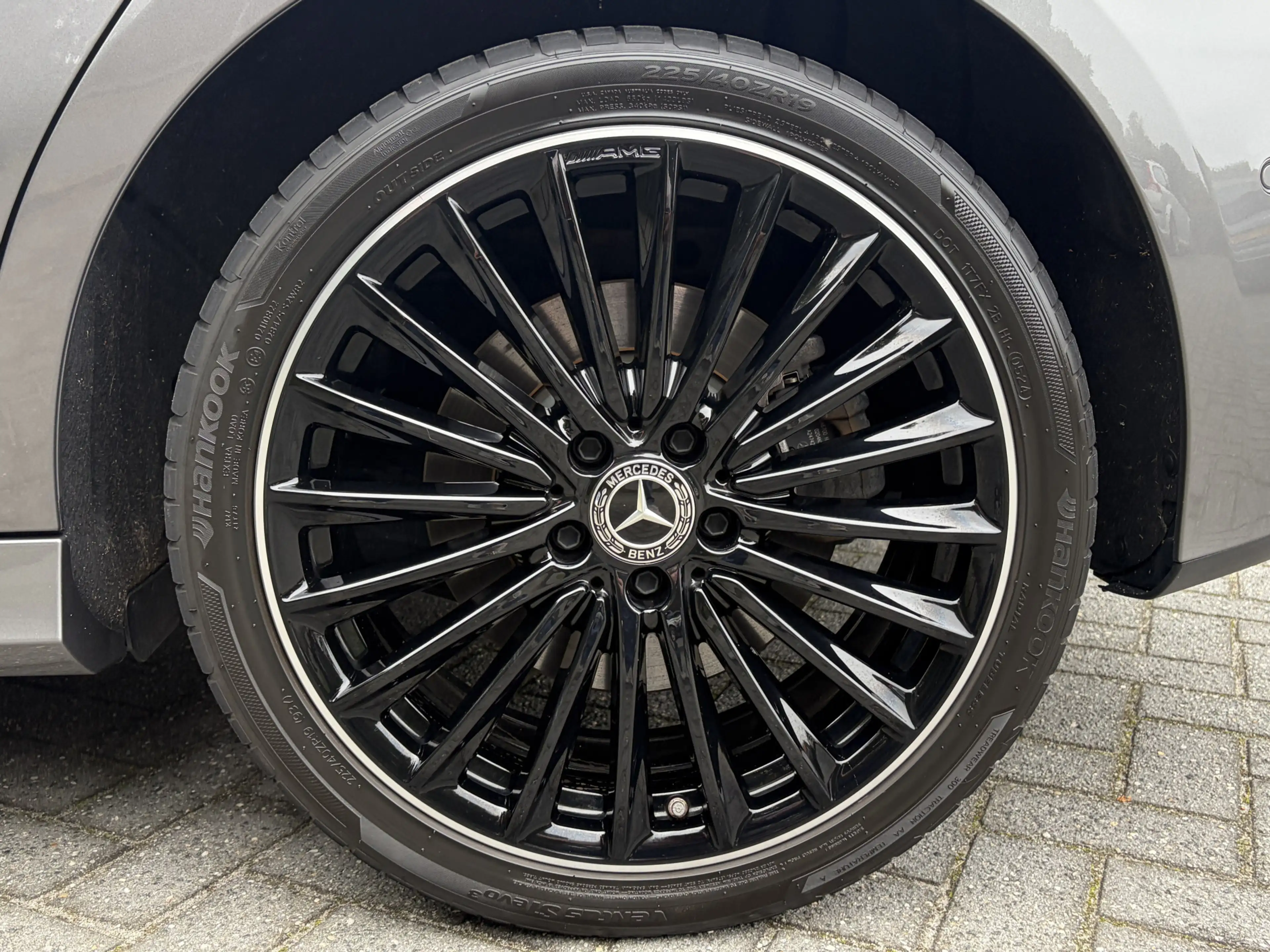 Mercedes-Benz A 250 e AMG Line Panoramadak — photo 11