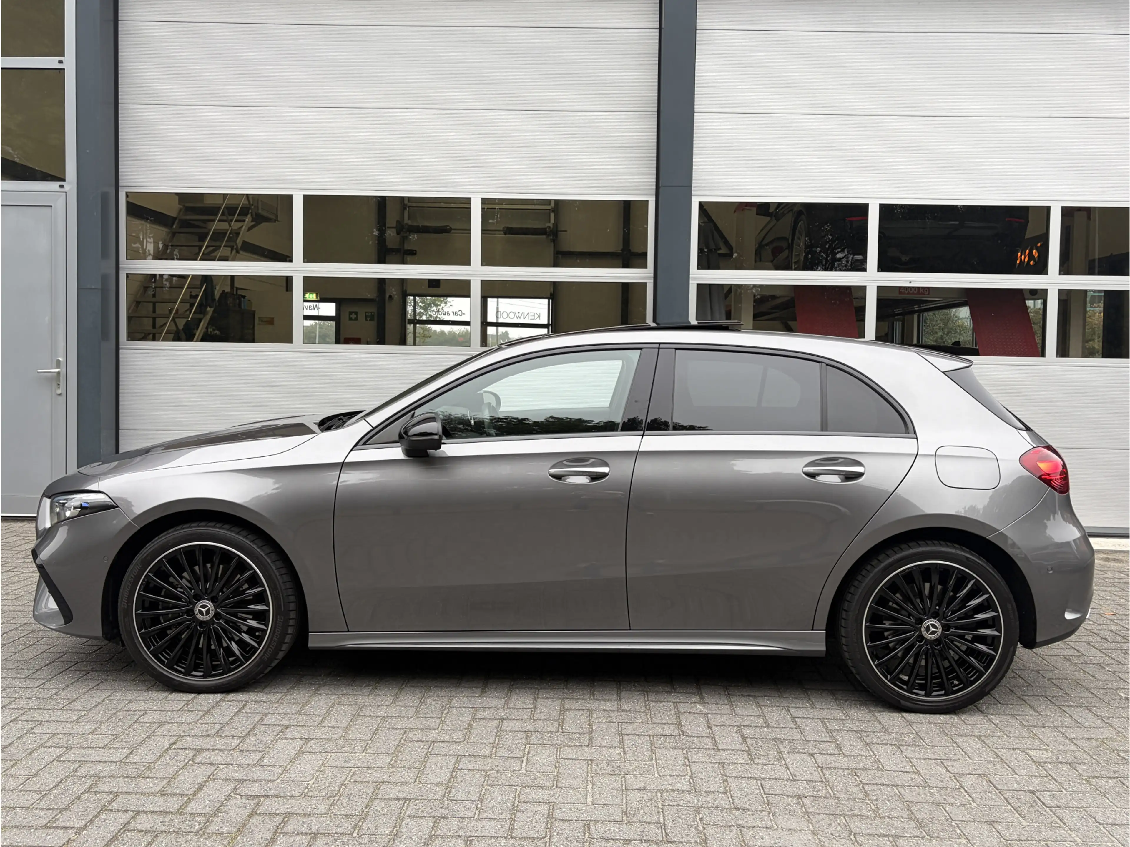 Mercedes-Benz A 250 e AMG Line Panoramadak — photo 33
